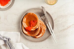 Blinis prêts à garnir posés sur une assiette de service