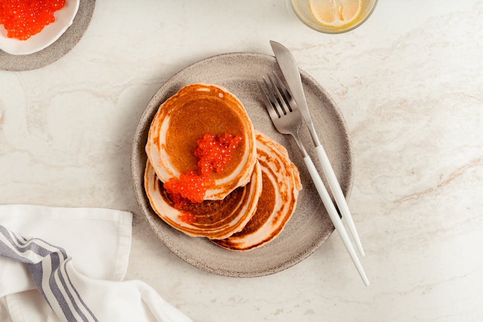 Blinis prêts à garnir posés sur une assiette de service