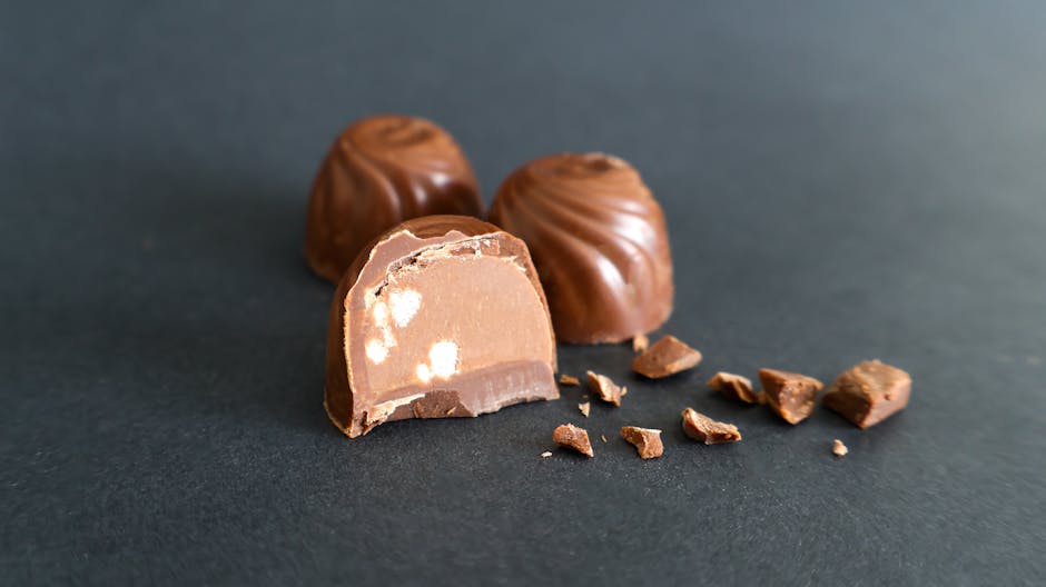 Bonbons au chocolat disposés sur une surface claire
