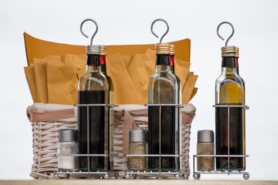 Bouteille de vinaigre ambré posée sur une table en bois