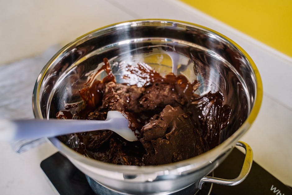 Chocolat noir fondu dans un bol avec une spatule