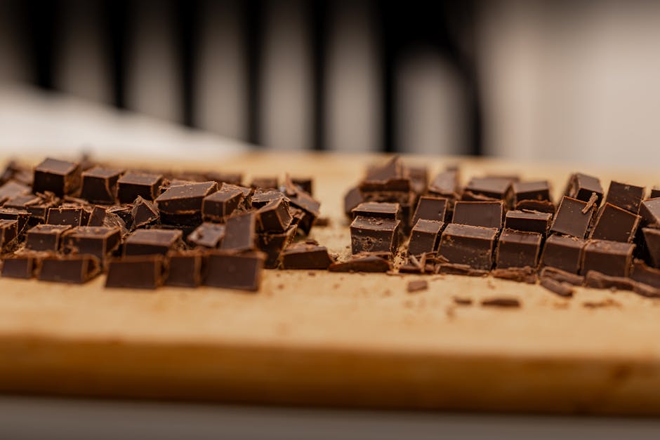 Chocolat noir haché finement sur une planche