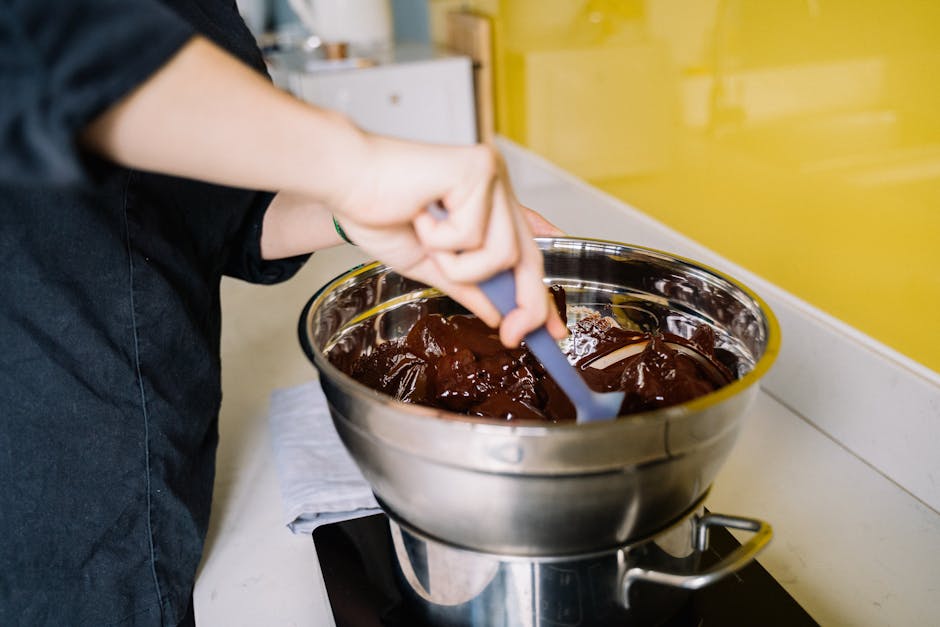 Ganache au chocolat en train d'être émulsionnée à la spatule