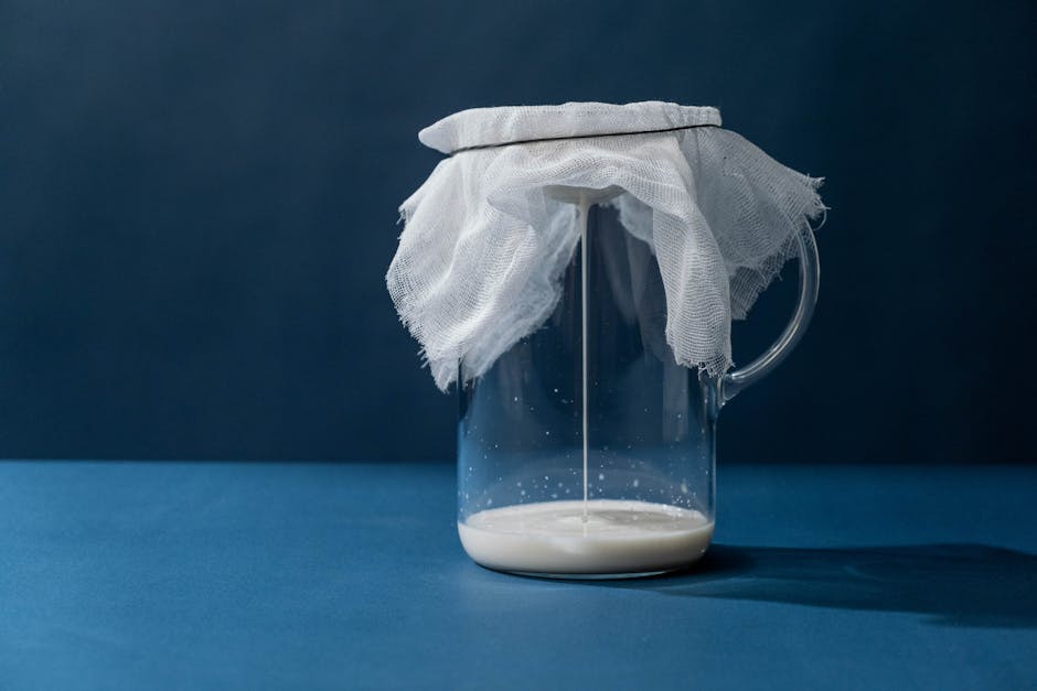 Crème liquide versée depuis un pichet dans un récipient