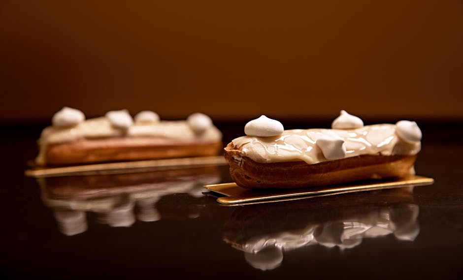 Éclairs alignés sur une plaque de cuisson après sortie du four