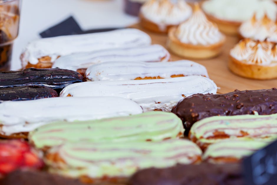 Éclairs au chocolat glacés disposés sur un présentoir