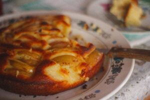 Flognarde aux pommes dorée cuite dans son moule rond