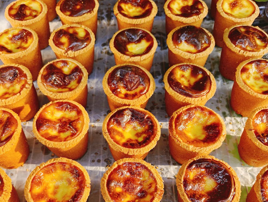 Gâteau aux pommes saupoudré de sucre glace au moment du service