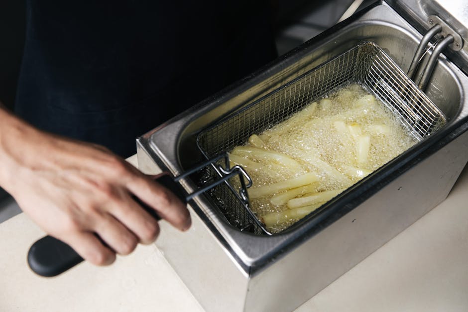 Huile chaude dans une grande casserole pour friture