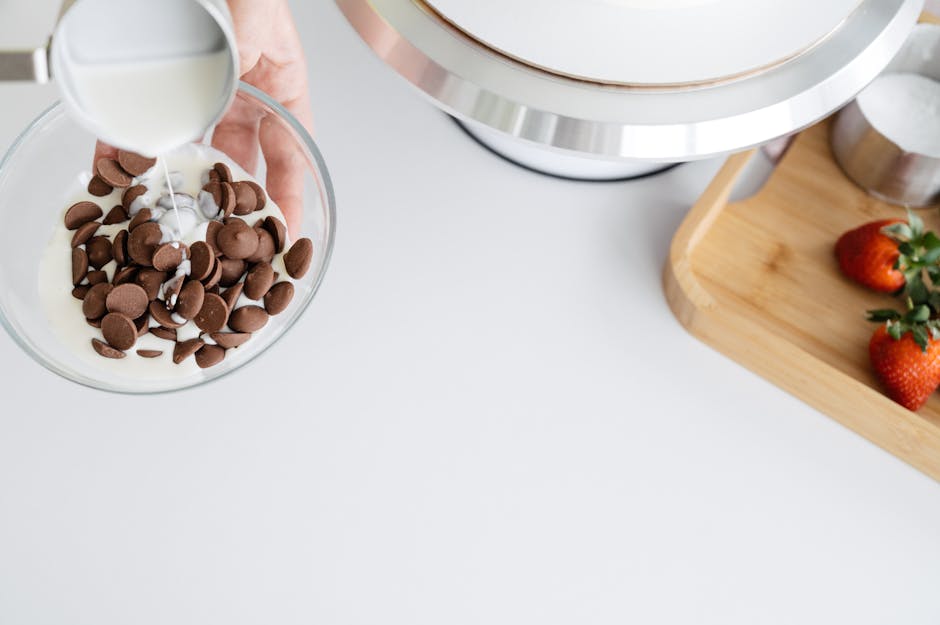 Chocolat en train d'être mélangé à la crème dans un bol