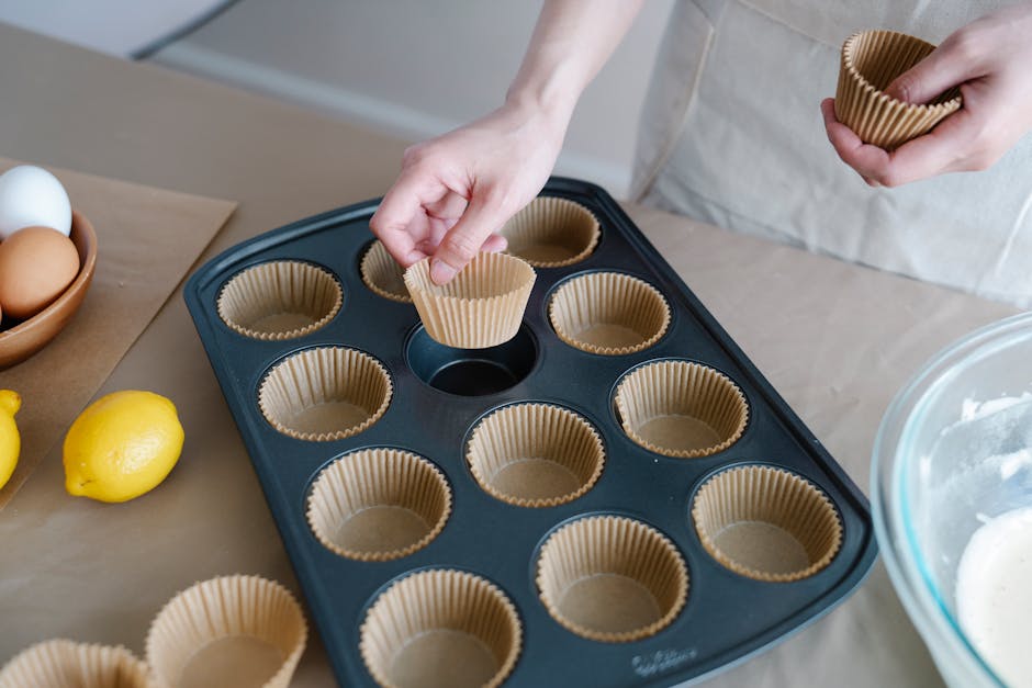 Mélange de pâte à muffins dans un saladier en verre