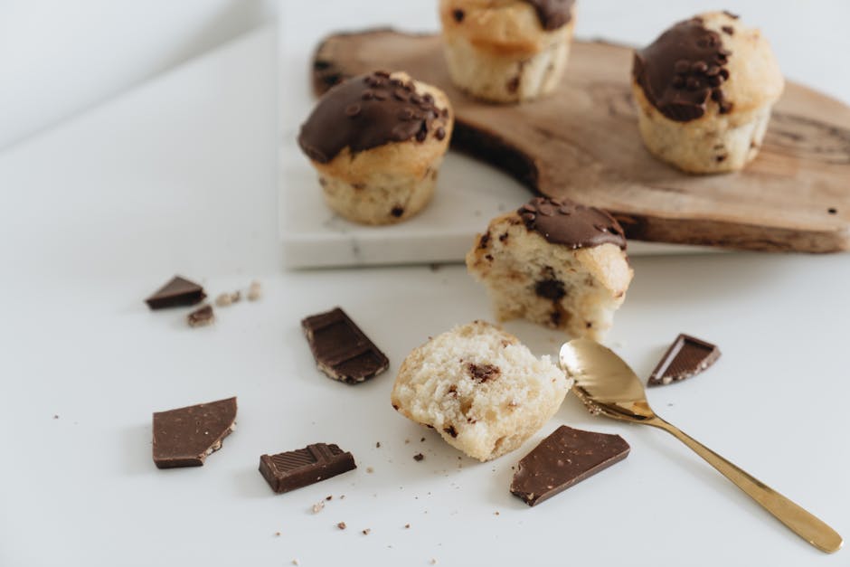 Muffin au chocolat en cours de cuisson dans un moule
