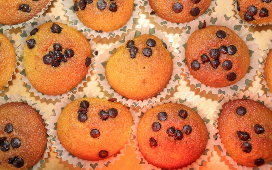 Muffins aux pépites de chocolat posés sur une grille de refroidissement