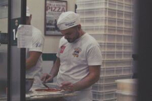 Pizza fritta napolitaine dorée coupée en deux sur une planche