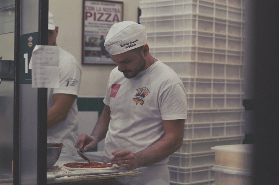 Pizza fritta napolitaine dorée coupée en deux sur une planche