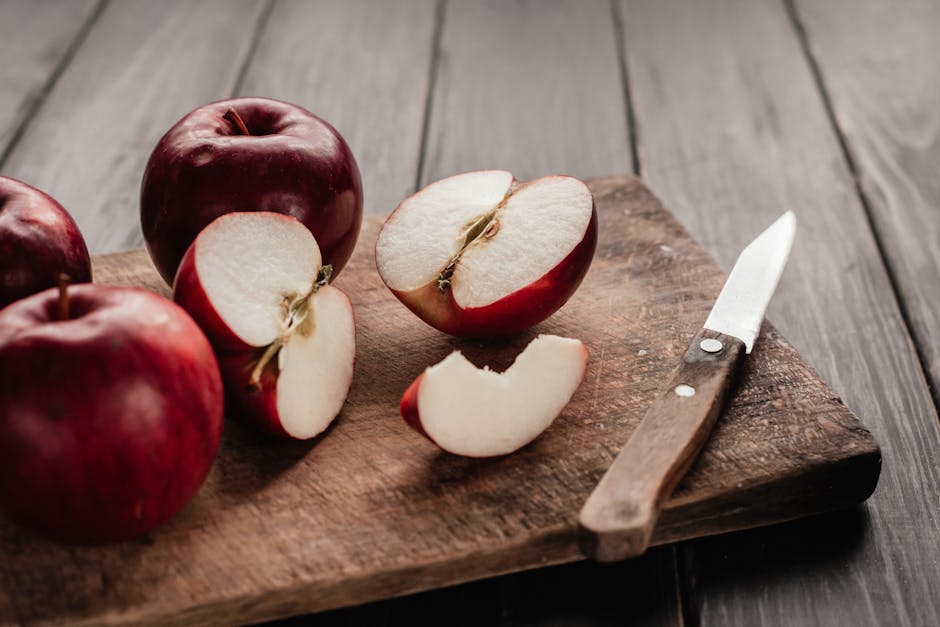 Quartiers de pommes en cours de précuisson au beurre dans une poêle