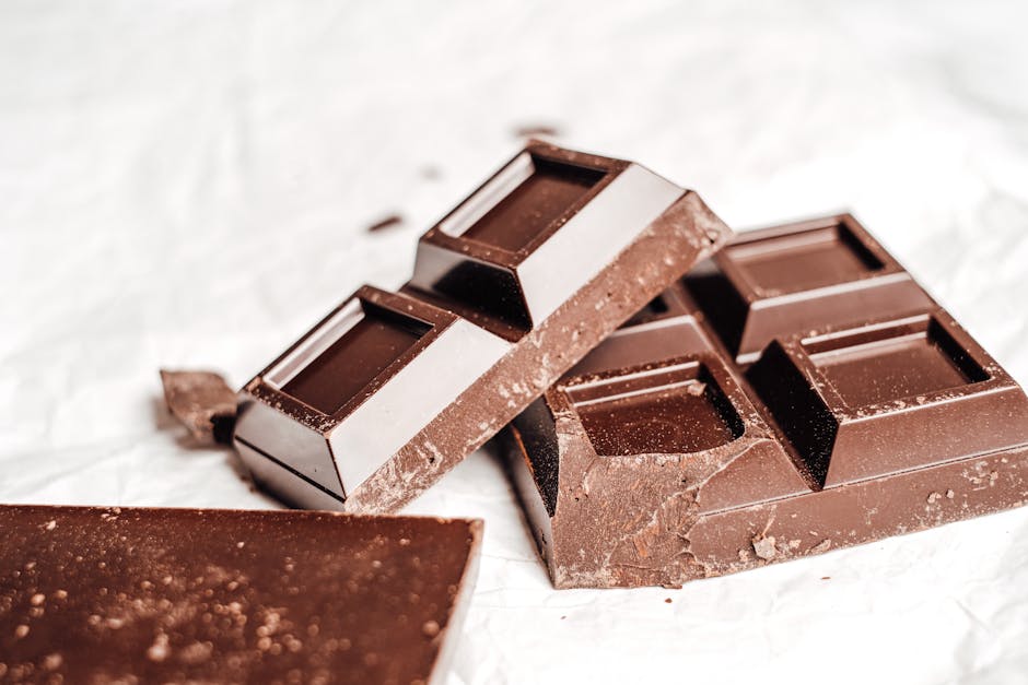 Tablette de chocolat noir cassée en morceaux